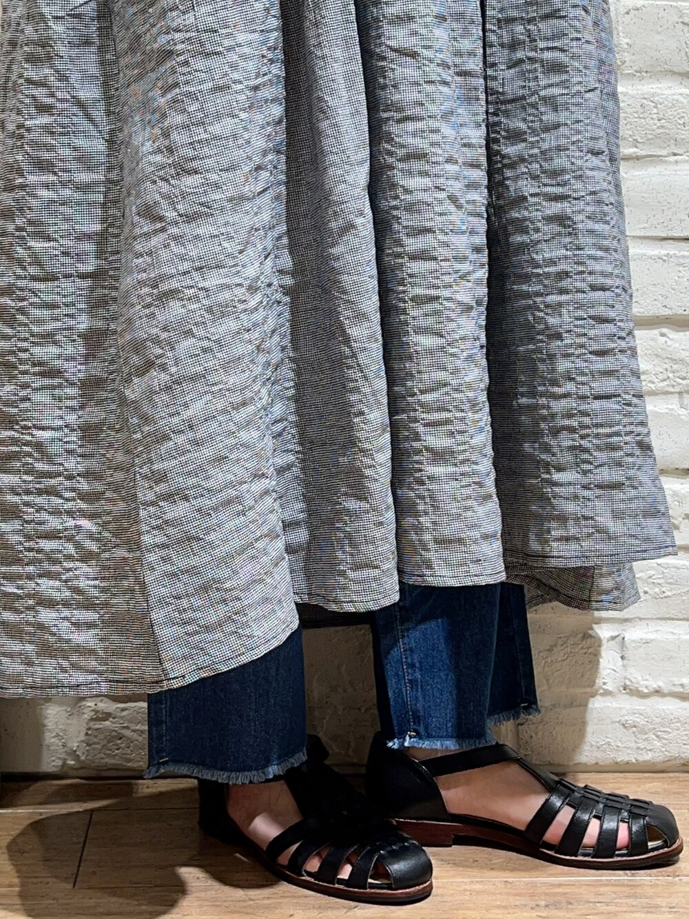 ベージュ系のTシャツ/カットソー、ブルー系のTシャツ/カットソー、ブラック系のワンピースを着用したレディースの夏コーディネートの5枚目の写真