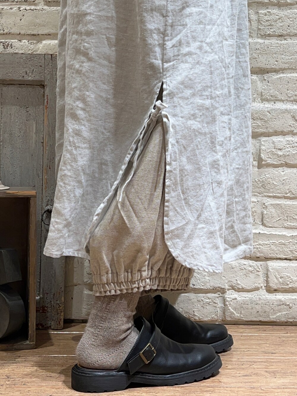 ホワイト系のTシャツ/カットソー、ブラウン系のベスト、グリーン系のワンピースを着用したレディースの冬コーディネートの5枚目の写真