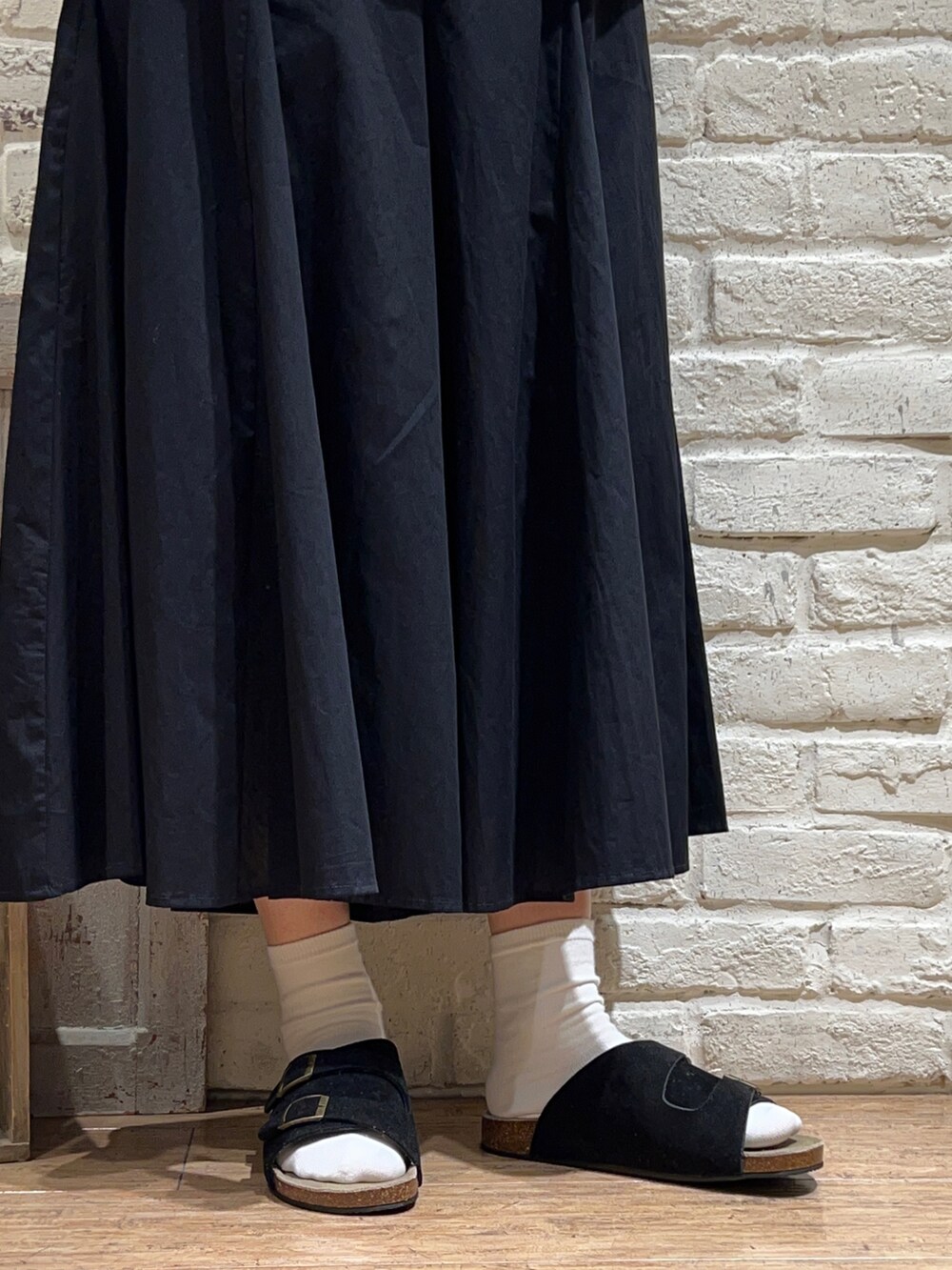 ホワイト系のタンクトップ、ブラック系のシャツ/ブラウス、ブラック系のハンドバッグを着用したレディースの夏コーディネートの5枚目の写真