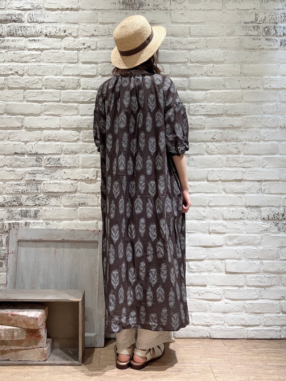 ブラウン系のワンピース、ホワイト系のその他パンツ、ホワイト系のサンダルを着用したレディースの春コーディネートの4枚目の写真