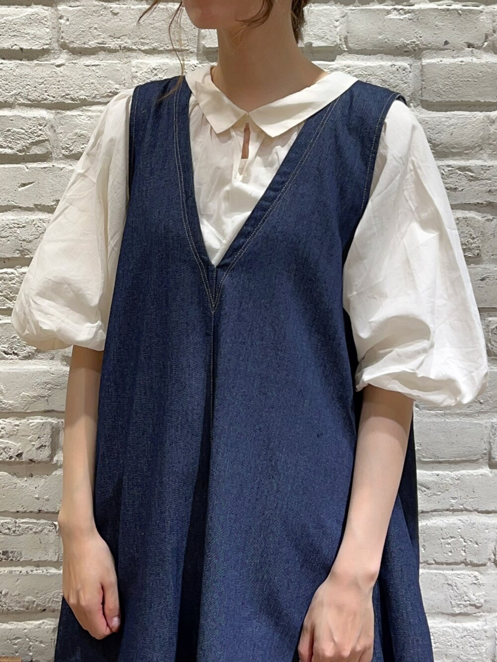 ホワイト系のTシャツ/カットソー、ホワイト系のシャツ/ブラウス、ブルー系のワンピースを着用したレディースの秋コーディネートの2枚目の写真