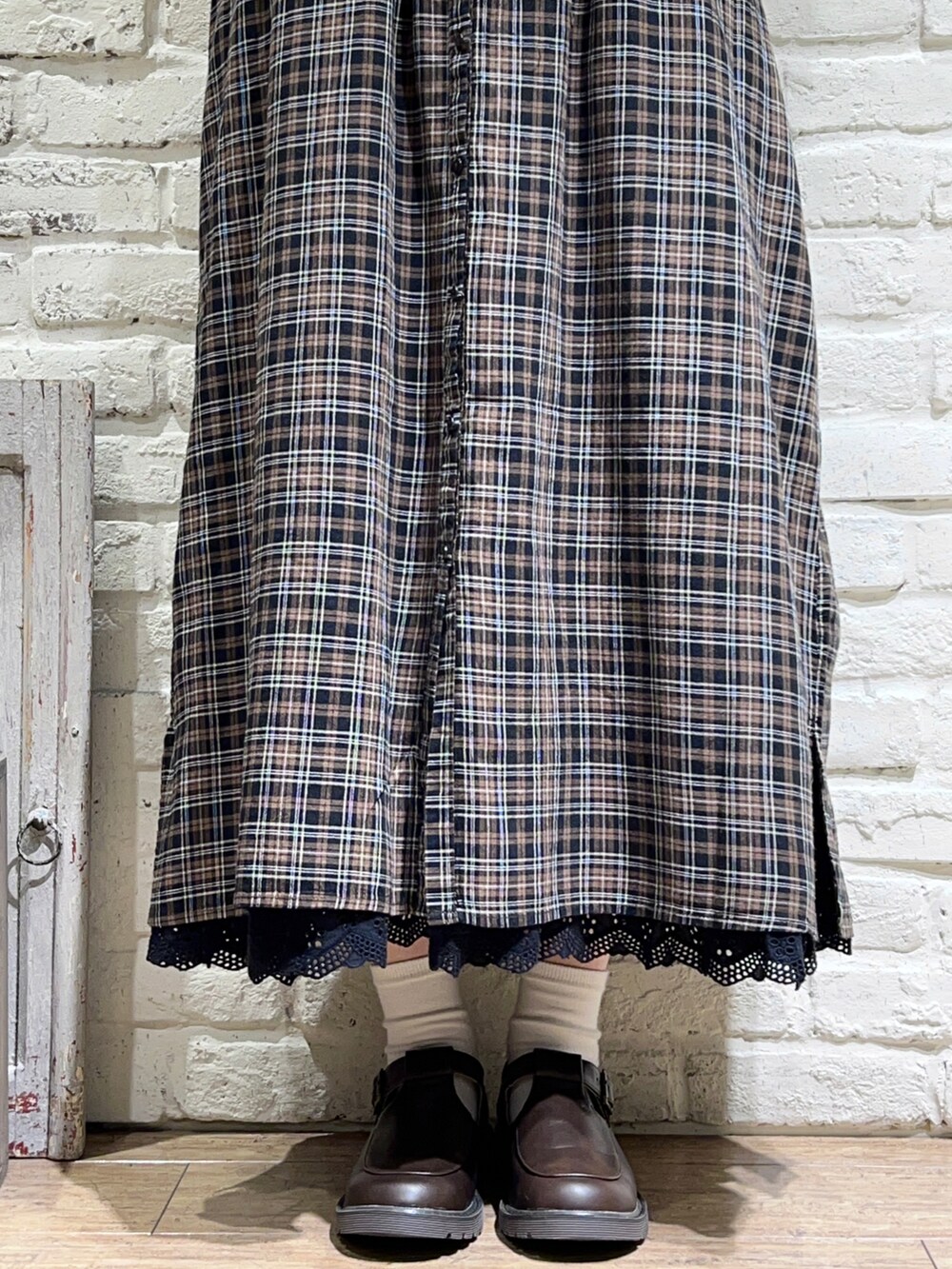 ブラック系のTシャツ/カットソー、ブラウン系のワンピース、ブラック系のスカートを着用したレディースの秋コーディネートの5枚目の写真