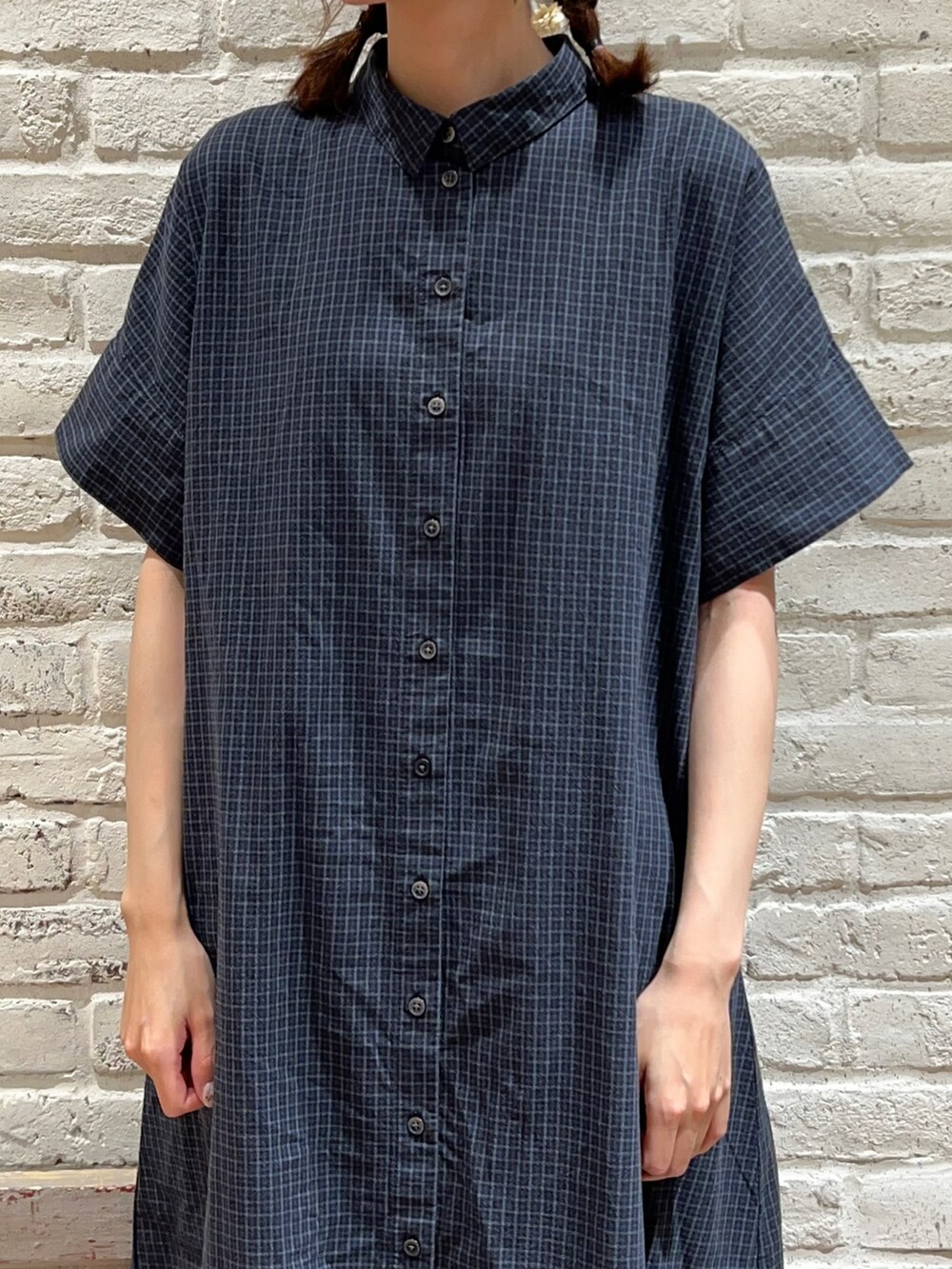 ホワイト系のシャツ/ブラウス、グリーン系のワンピース、グレー系のサロペット/オーバーオールを着用したレディースの秋コーディネートの2枚目の写真