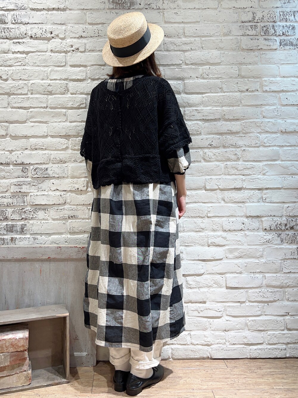 ブラック系のカーディガン/ボレロ、ブラック系のワンピース、ホワイト系のその他パンツを着用したレディースの春コーディネートの3枚目の写真