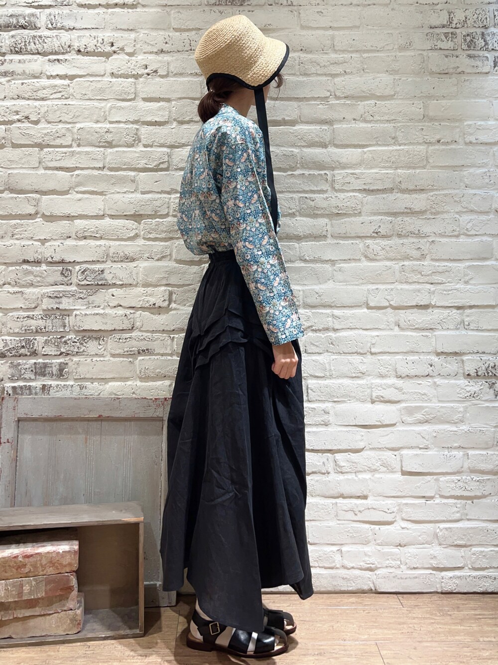 グリーン系のシャツ/ブラウス、ブラック系のスカート、ブラック系のサンダルを着用したレディースの春コーディネートの4枚目の写真