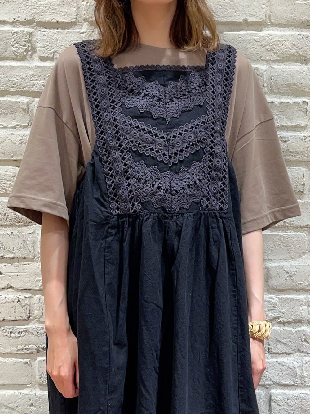 ブラウン系のワンピース、ブラック系のワンピース、ブラック系のハンドバッグを着用したレディースの夏コーディネートの2枚目の写真