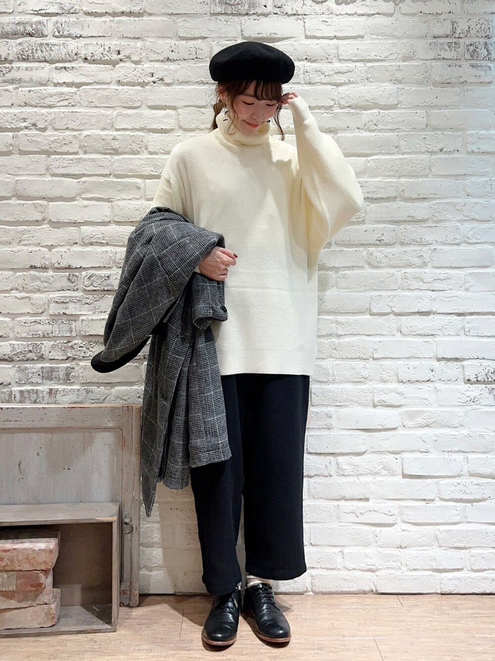 ホワイト系のニット/セーター、ブラック系のその他アウター、ブラック系のその他パンツを着用したレディースの秋コーディネートの5枚目の写真