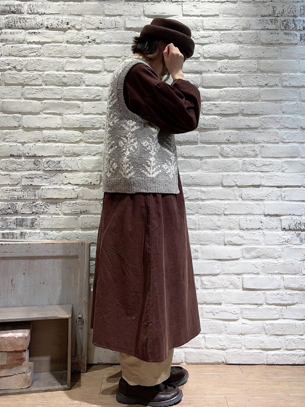 ホワイト系のシャツ/ブラウス、ブラウン系のベスト、ブラウン系のワンピースを着用したレディースの秋コーディネートの3枚目の写真