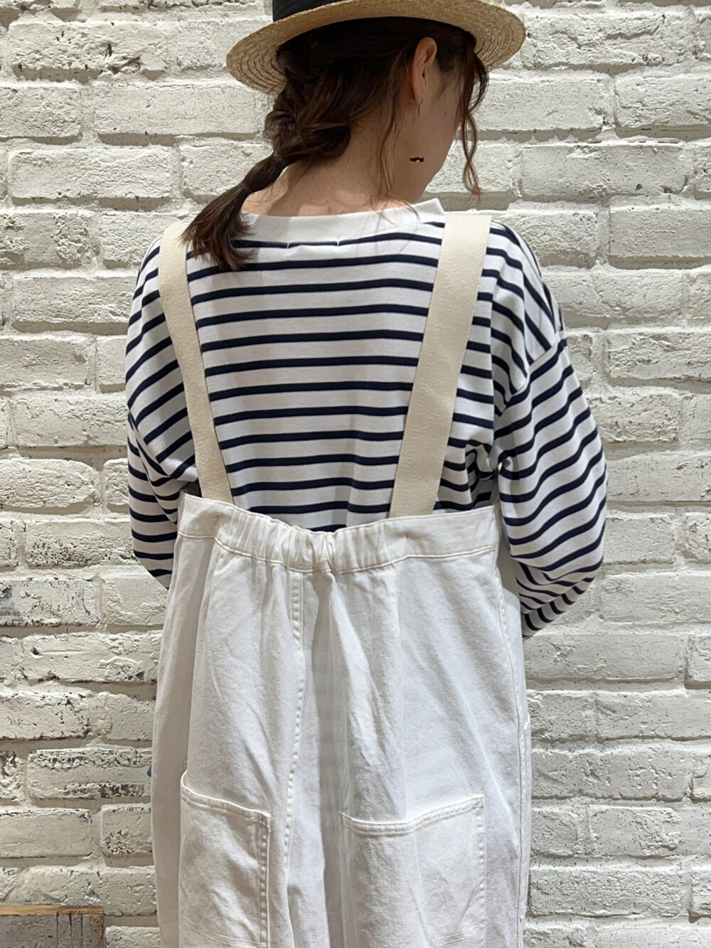 ホワイト系のTシャツ/カットソー、ブルー系のカバーオール、ブラック系のその他シューズを着用したレディースの冬コーディネートの5枚目の写真