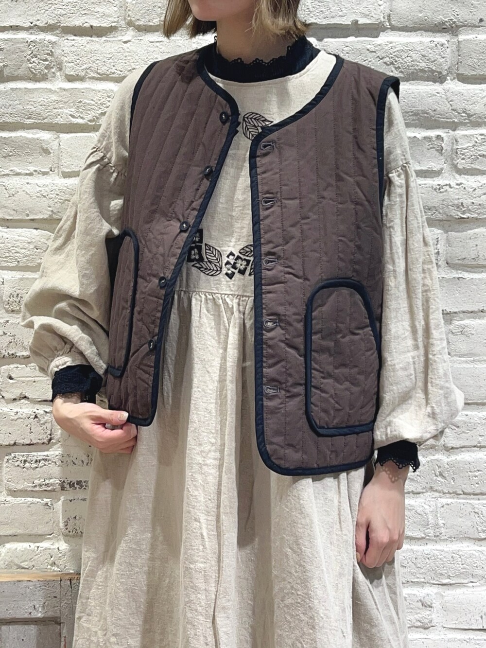 「サマンサ モスモス(Samansa Mos2)、Samansa Mos2、SM2、秋コーデ、秋のコーデ、ゆるコーデ、ベスト、ジャケット、ショート丈トップス、ワンピース、刺繍、バレエシューズ、ボリューム袖、ベレー帽、レース」｜「Samansa Mos2の杢バスクベレー帽（ハンチング/ベレー帽、ブラック系）」を使った、いっしき🐻さん（レディース・163cm）の秋コーディネートの2枚目の写真