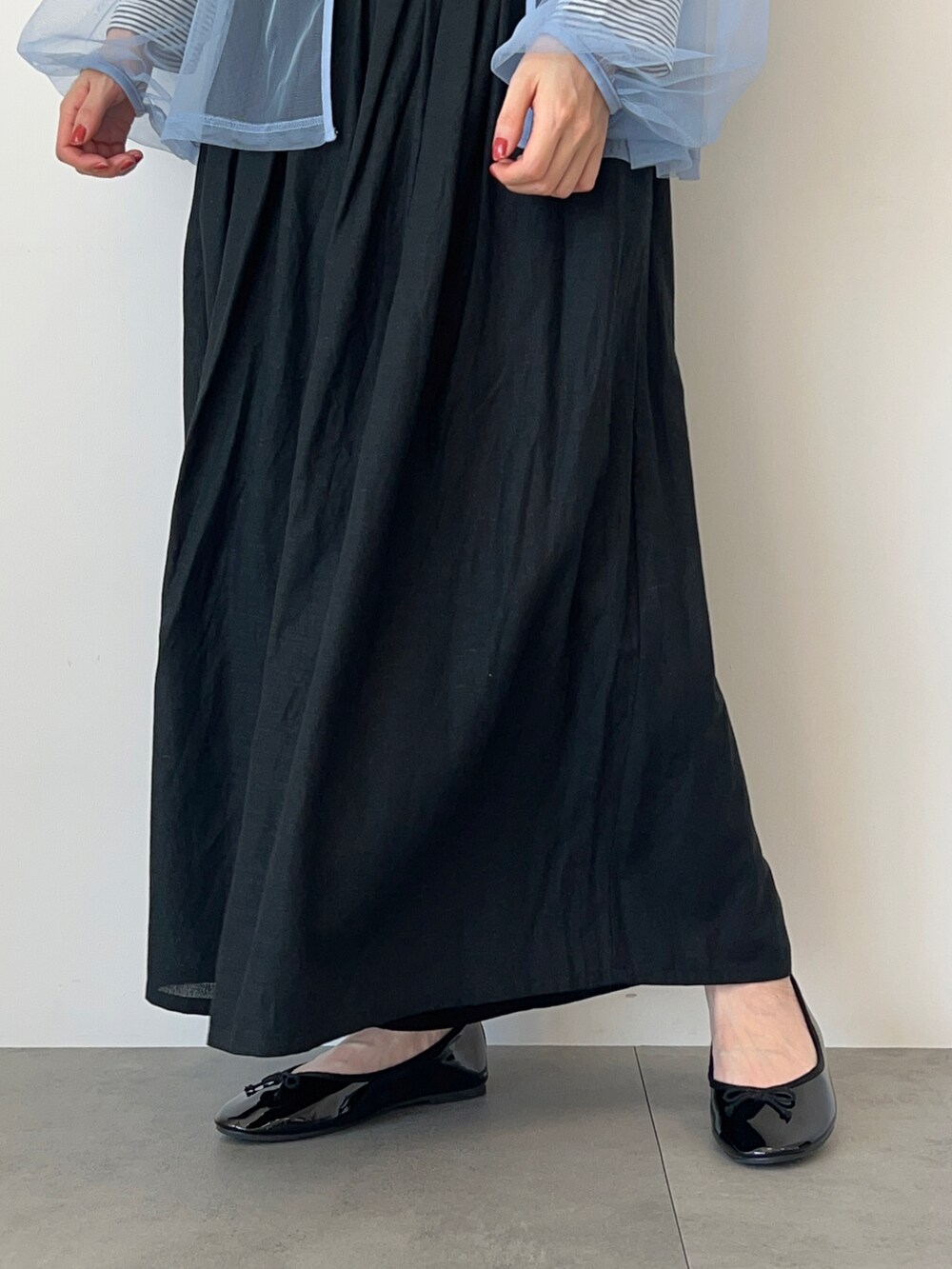 ブルー系のTシャツ/カットソー、グレー系のTシャツ/カットソー、ブラック系のその他パンツを着用したレディースの春コーディネートの5枚目の写真