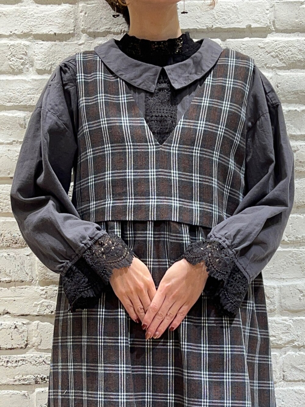 ブラック系のTシャツ/カットソー、グレー系のシャツ/ブラウス、グレー系のノーカラーコートを着用したレディースの冬コーディネートの2枚目の写真