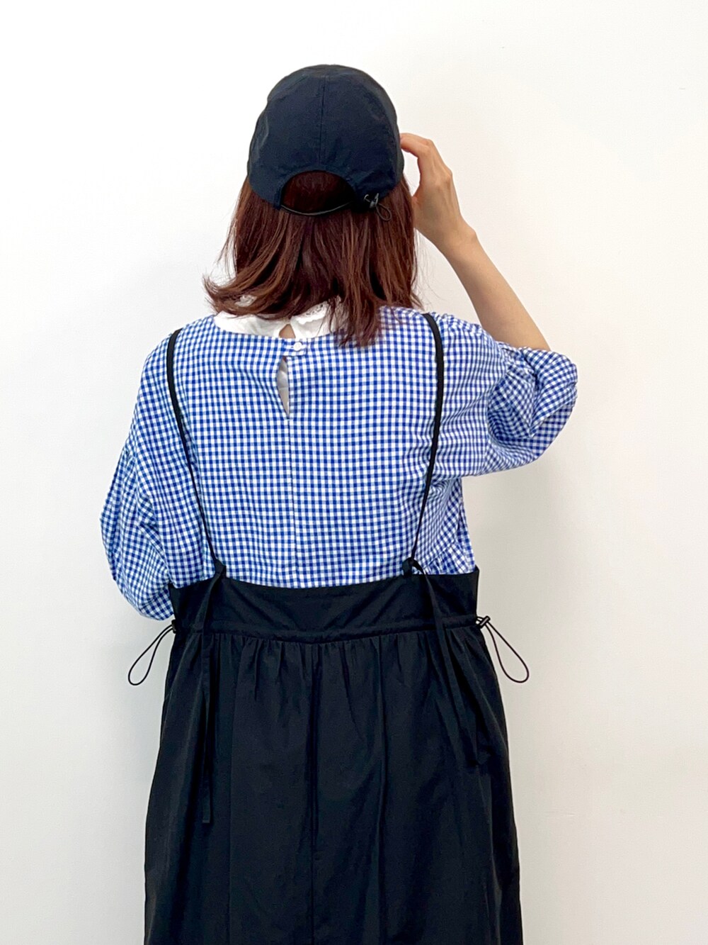 ホワイト系のTシャツ/カットソー、ブラック系のワンピース、ブラック系のサンダルを着用したレディースの春コーディネートの5枚目の写真