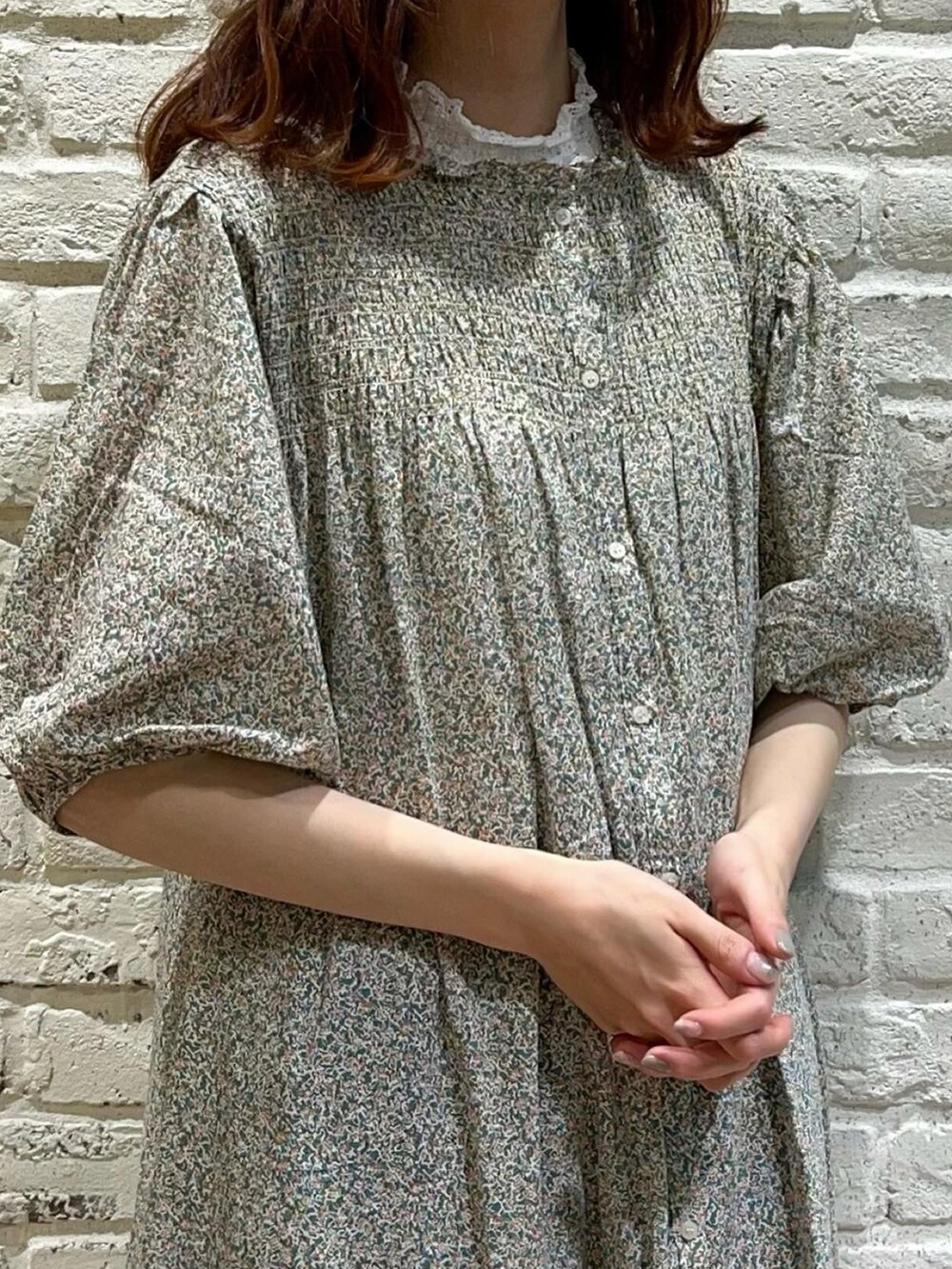 グリーン系のワンピース、ブルー系のデニムパンツ、イエロー系のサンダルを着用したレディースの春コーディネートの2枚目の写真