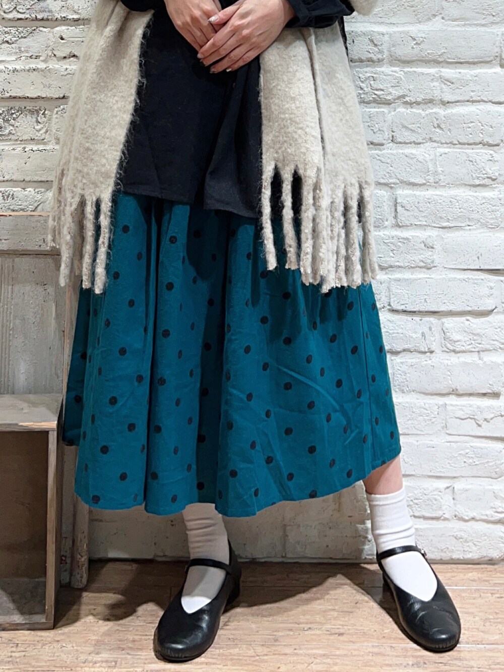 ブラック系のシャツ/ブラウス、グリーン系のスカート、ブラック系のドレスシューズを着用したレディースの秋コーディネートの4枚目の写真