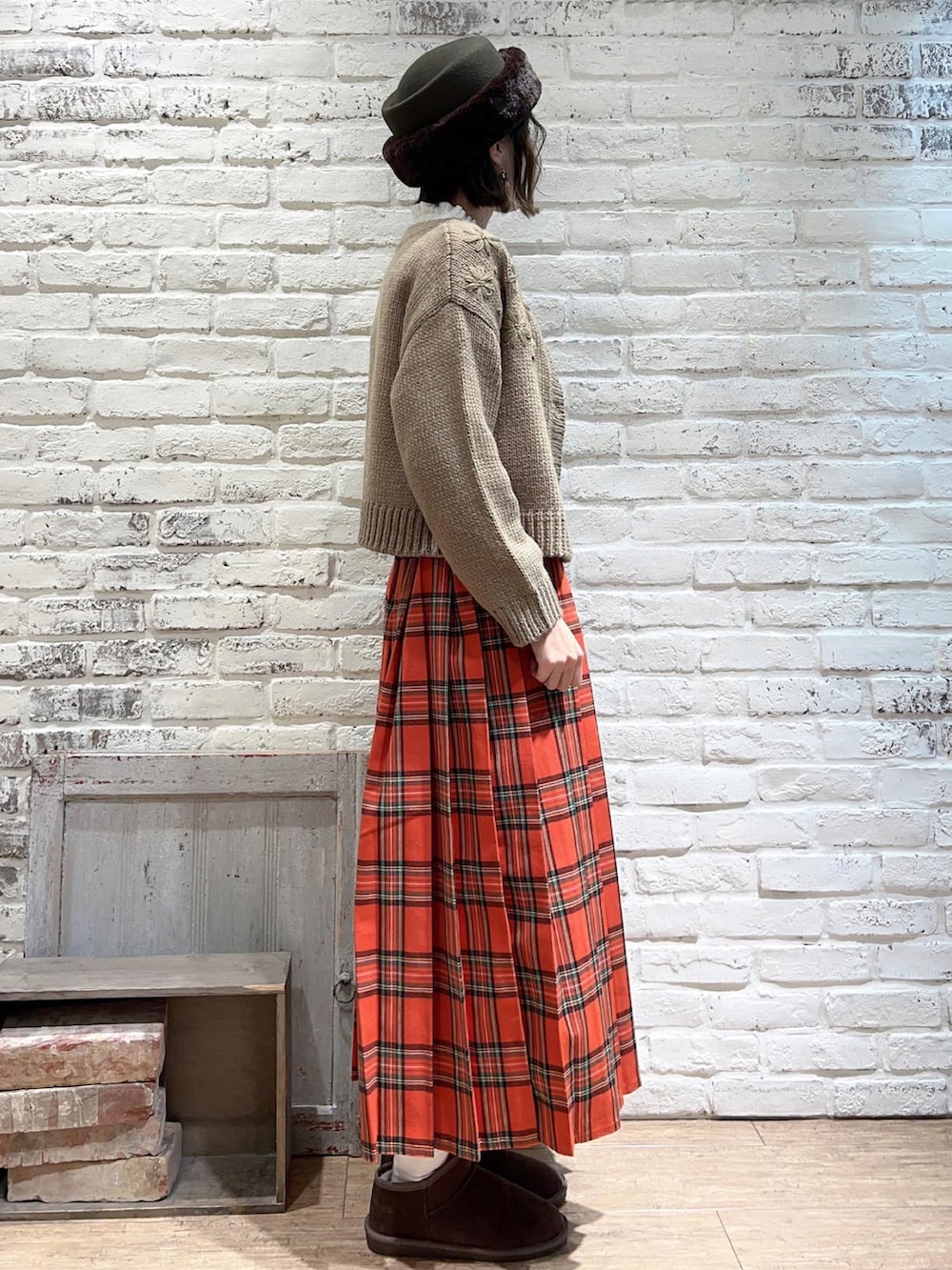 ホワイト系のシャツ/ブラウス、ブラウン系のカーディガン/ボレロ、レッド系のスカートを着用したレディースの冬コーディネートの4枚目の写真