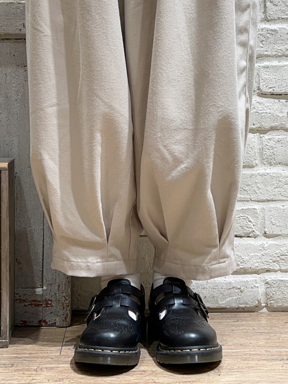 グレー系のシャツ/ブラウス、ホワイト系のニット/セーター、ベージュ系のその他パンツを着用したレディースの冬コーディネートの5枚目の写真