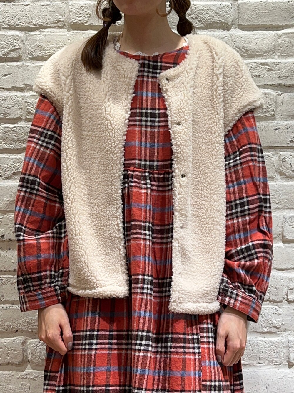 ホワイト系のTシャツ/カットソー、ベージュ系のブルゾン、レッド系のワンピースを着用したレディースの冬コーディネートの2枚目の写真