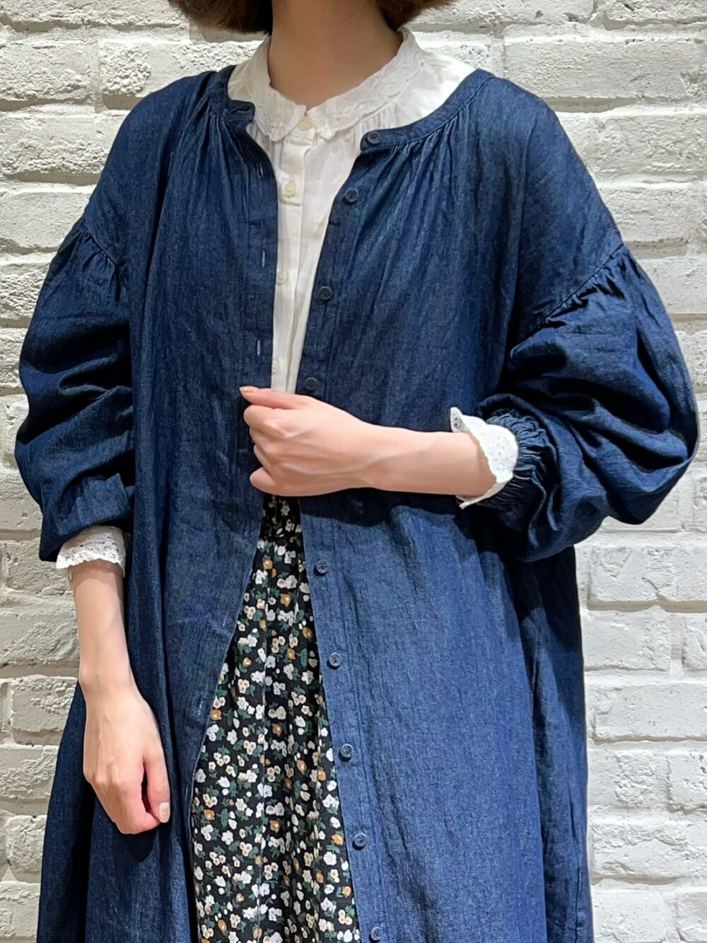 ホワイト系のシャツ/ブラウス、ブラック系のショルダーバッグ、グレー系のスカートを着用したレディースの秋コーディネートの2枚目の写真