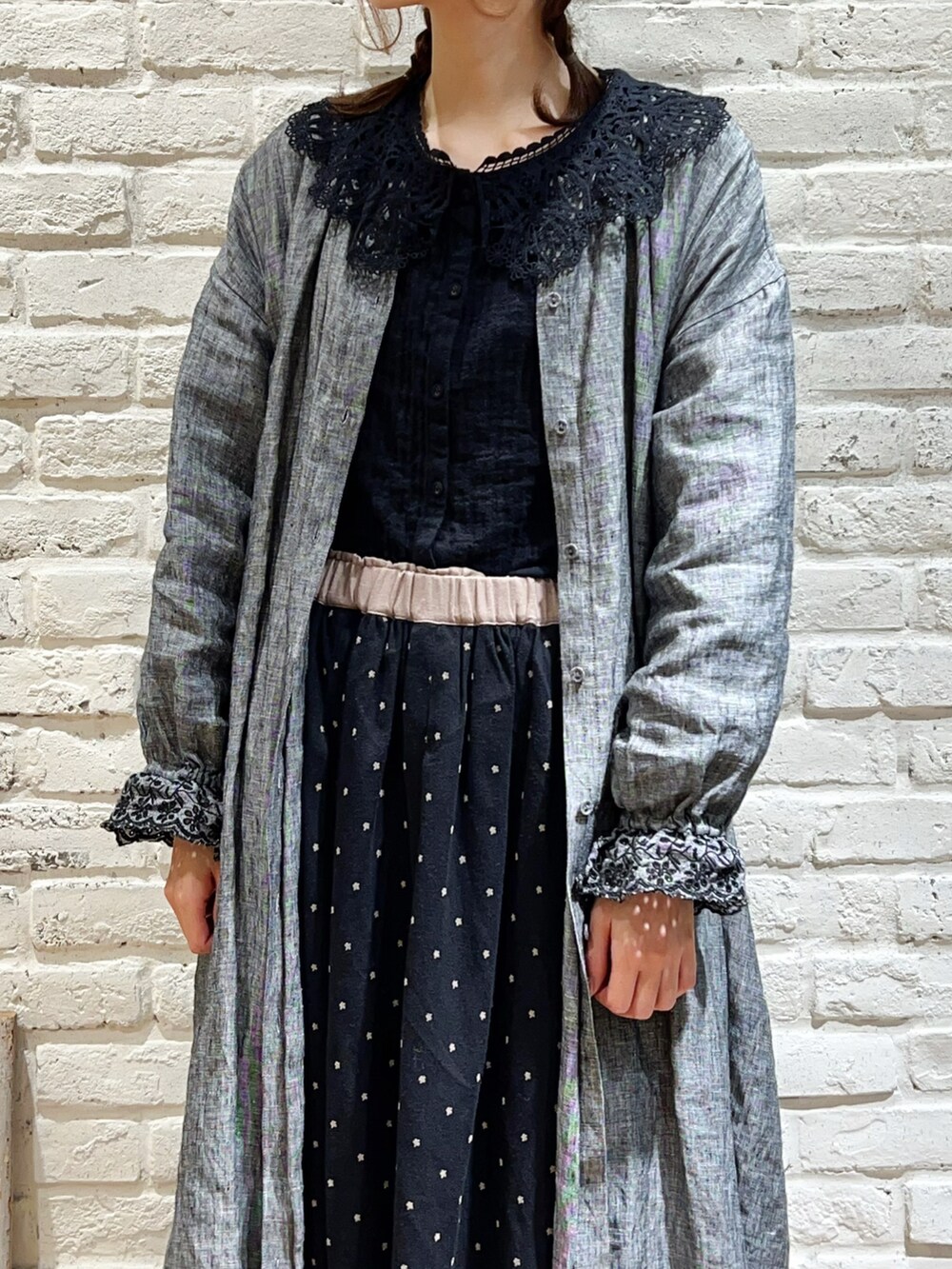 ブラック系のシャツ/ブラウス、ブラック系のスカート、その他のその他を着用したレディースの冬コーディネートの2枚目の写真