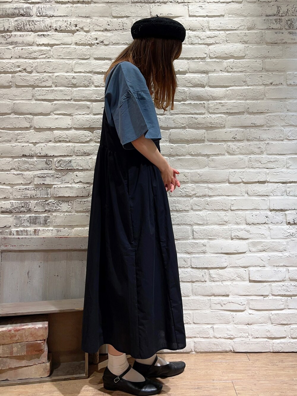 グリーン系のシャツ/ブラウス、ホワイト系のTシャツ/カットソー、ブラック系のワンピースを着用したレディースの夏コーディネートの3枚目の写真