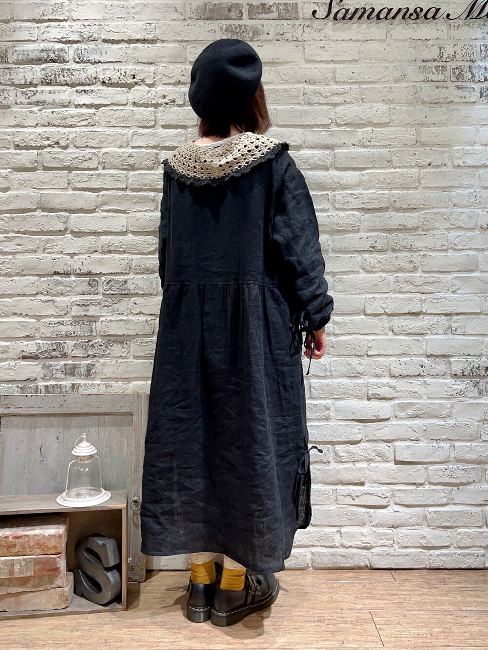 グレー系のTシャツ/カットソー、ブラック系のワンピース、ベージュ系のカーゴパンツを着用したレディースの冬コーディネートの4枚目の写真