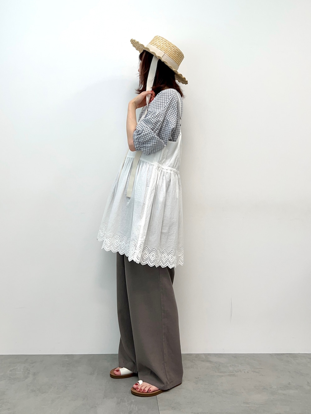 ホワイト系のTシャツ/カットソー、ホワイト系のシャツ/ブラウス、ホワイト系のサンダルを着用したレディースの春コーディネートの4枚目の写真