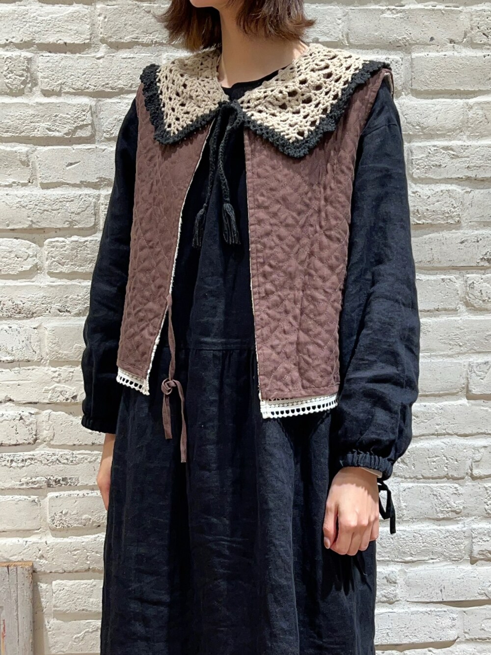 ブラック系のワンピース、ベージュ系のカーゴパンツ、その他のその他を着用したレディースの冬コーディネートの2枚目の写真