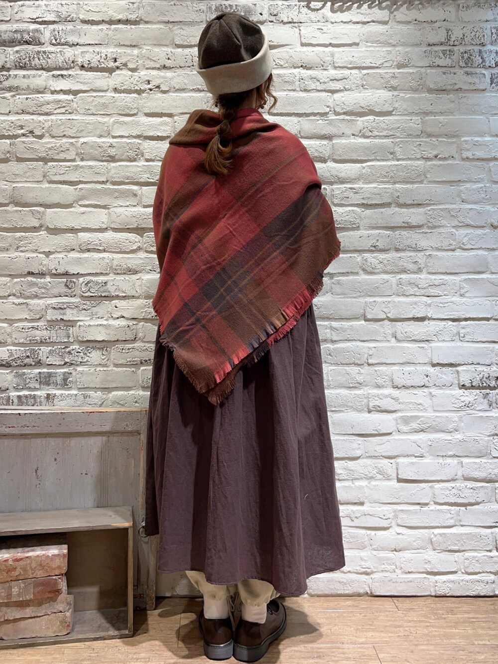 ホワイト系のTシャツ/カットソー、ブラウン系のワンピース、ベージュ系のその他パンツを着用したレディースの秋コーディネートの4枚目の写真