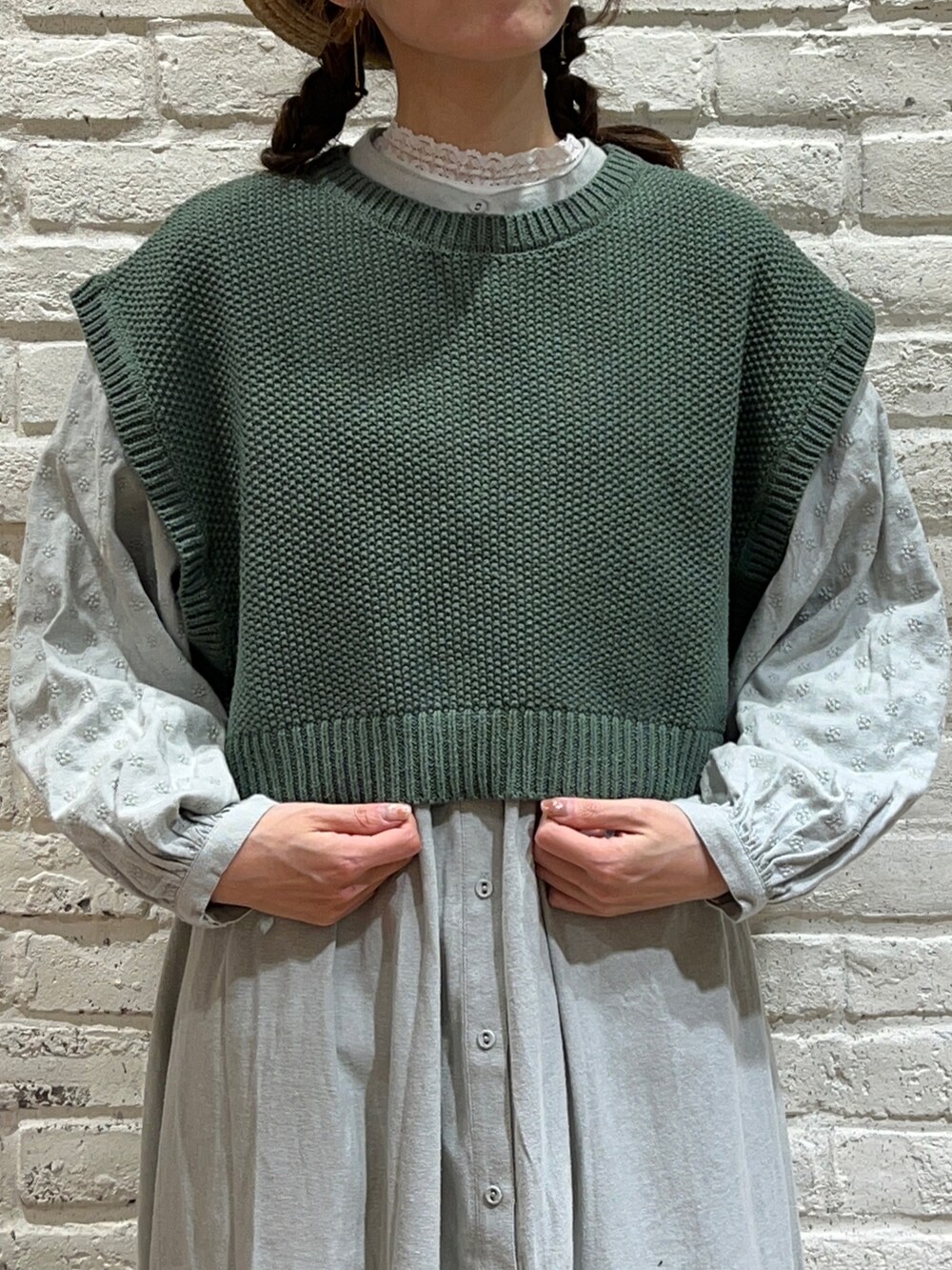 ホワイト系のシャツ/ブラウス、グリーン系のベスト、グリーン系のワンピースを着用したレディースの冬コーディネートの2枚目の写真