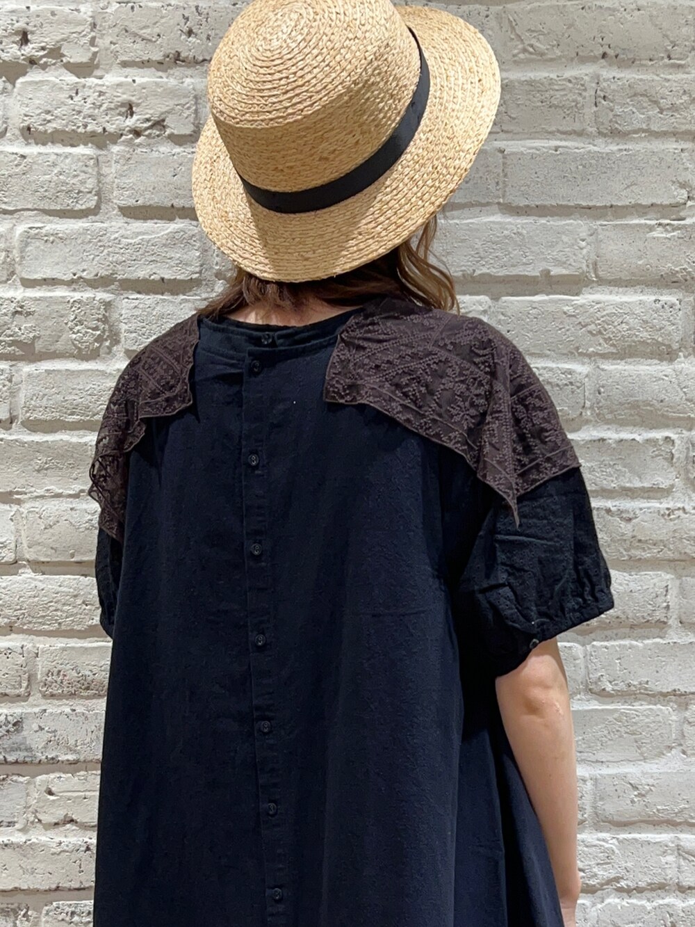 ブラック系のTシャツ/カットソー、ブラック系のワンピース、ブラック系のハンドバッグを着用したレディースの夏コーディネートの5枚目の写真