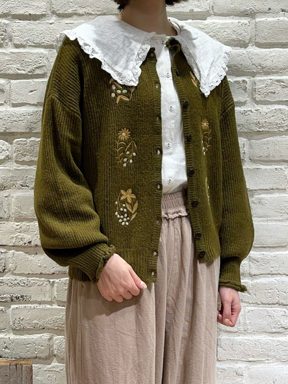「サマンサ モスモス(Samansa Mos2)、SM2、Samansa Mos2、秋コーデ、秋のコーデ、ゆるコーデ、アースカラー、くすみカラー、カーキ、ベージュ、ビッグカラー、カーディガン、ボリューム袖、刺繍、レースアップシューズ」｜「Samansa Mos2のリバーシブルバイカラーワッチ（ハット、ベージュ系）」を使った、いっしき🐻さん（レディース・163cm）の秋コーディネートの2枚目の写真