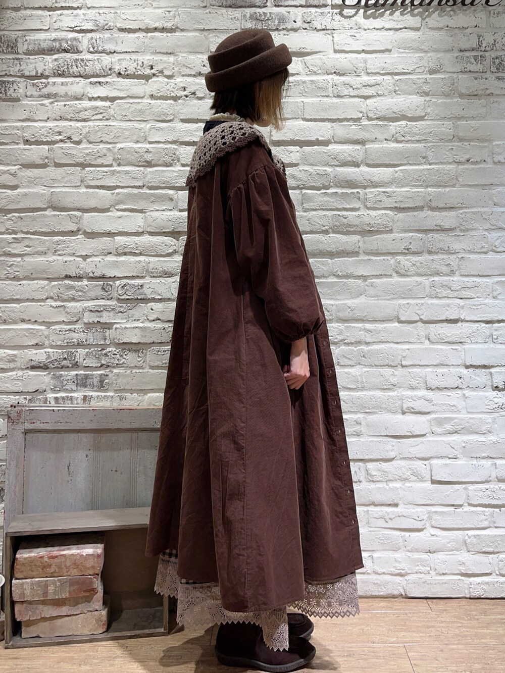 ホワイト系のニット/セーター、ブラック系のシャツ/ブラウス、ブラウン系のワンピースを着用したレディースの秋コーディネートの3枚目の写真