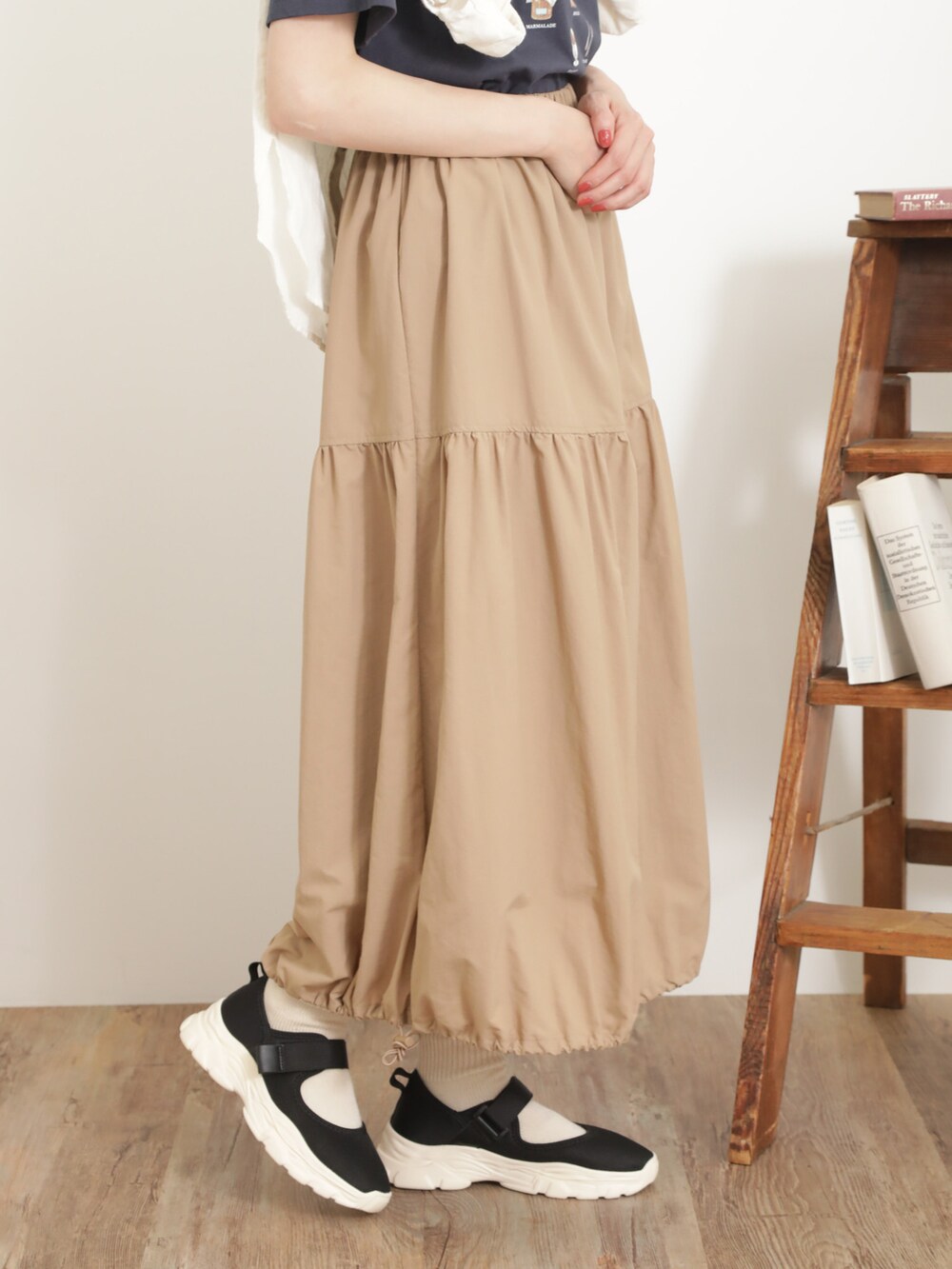 「サマンサ モスモス(Samansa Mos2)、Samansa Mos2、SM2、夏コーデ、ゆるコーデ、リネン、リネンシャツ、肩掛け、ロゴT、Tシャツ、バルーンスカート、ティアードスカート、カンカン帽、スニーカー」|「Samansa Mos2のラフィア太リボンカンカン帽(ハット、ブラック系)」を使った、いっしき🐻さん(レディース・164cm)の春コーディネートの4枚目の写真