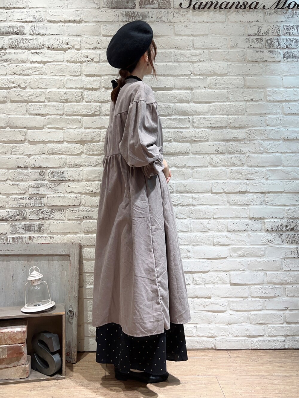 ブラック系のTシャツ/カットソー、ベージュ系のワンピース、ブラック系のスカートを着用したレディースの秋コーディネートの3枚目の写真