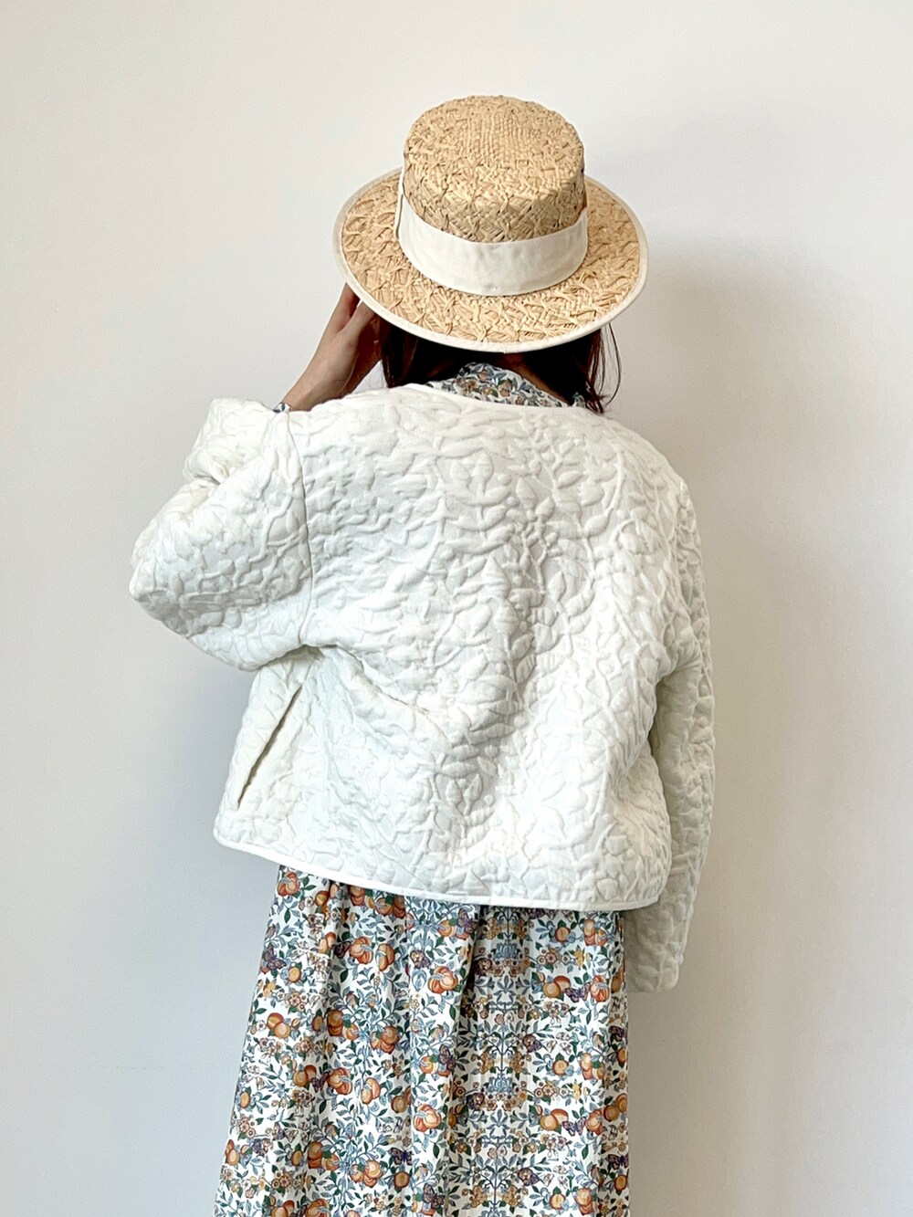 「サマンサ モスモス(Samansa Mos2)、Samansa Mos2、SM2、TSUHARU by Samansa Mos2、ワンピース、リバティ、LIBERTY、ジャケット、ジャガード、花柄、ノーカラージャケット、ショート丈トップス、カンカン帽、サンダル、サンダルに靴下」|「Samansa Mos2のラフィア太リボンカンカン帽(ハット、ホワイト系)」を使った、いっしき🐻さん(レディース・164cm)の春コーディネートの5枚目の写真