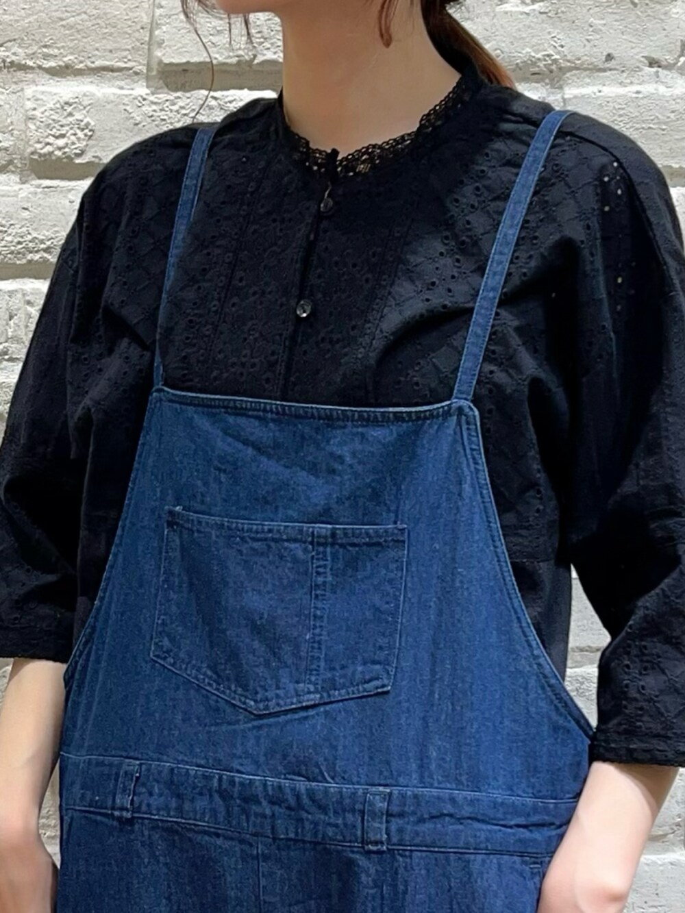 グレー系のTシャツ/カットソー、ブラック系のシャツ/ブラウス、ブラック系のシャツ/ブラウスを着用したレディースの春コーディネートの4枚目の写真