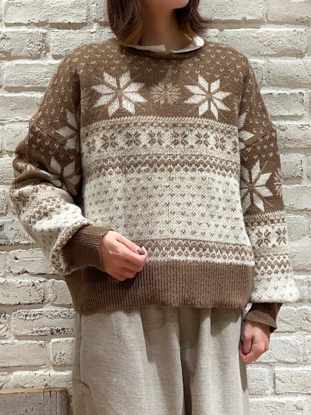 ベージュ系のシャツ/ブラウス、ブラウン系のカーディガン/ボレロ、グレー系のその他パンツを着用したレディースの冬コーディネートの2枚目の写真