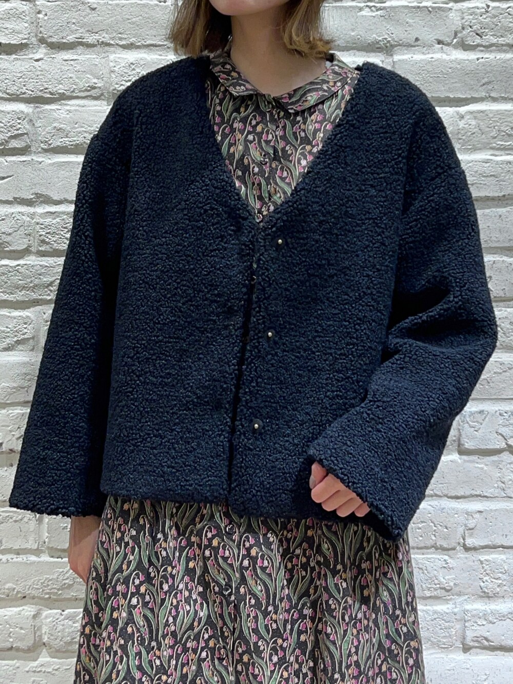 ブラック系のその他アウター、ブラック系のその他シューズ、ブラック系のワンピースを着用したレディースの秋コーディネートの2枚目の写真