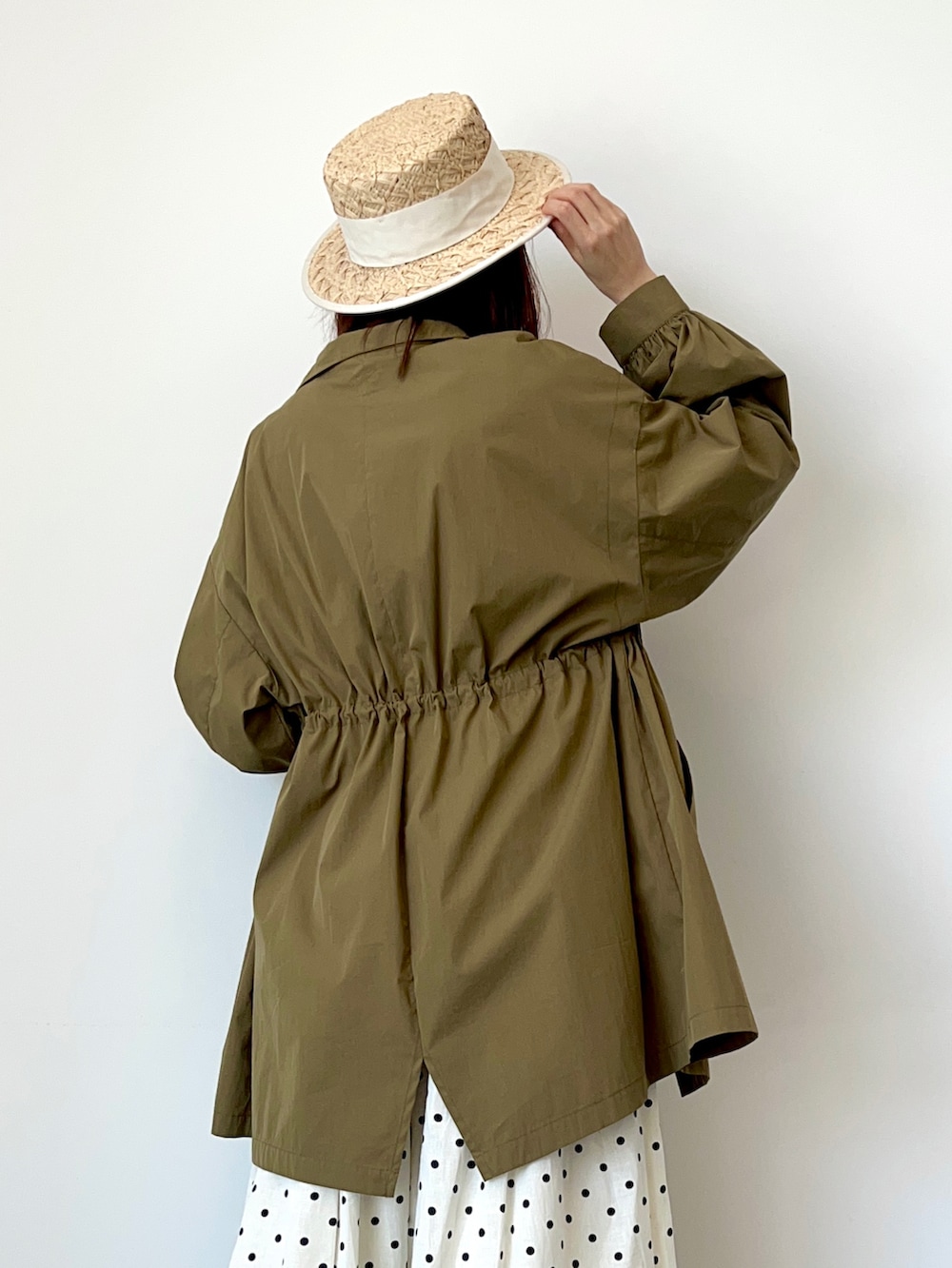 ホワイト系のTシャツ/カットソー、グリーン系のブルゾン、ホワイト系のその他パンツを着用したレディースの春コーディネートの5枚目の写真