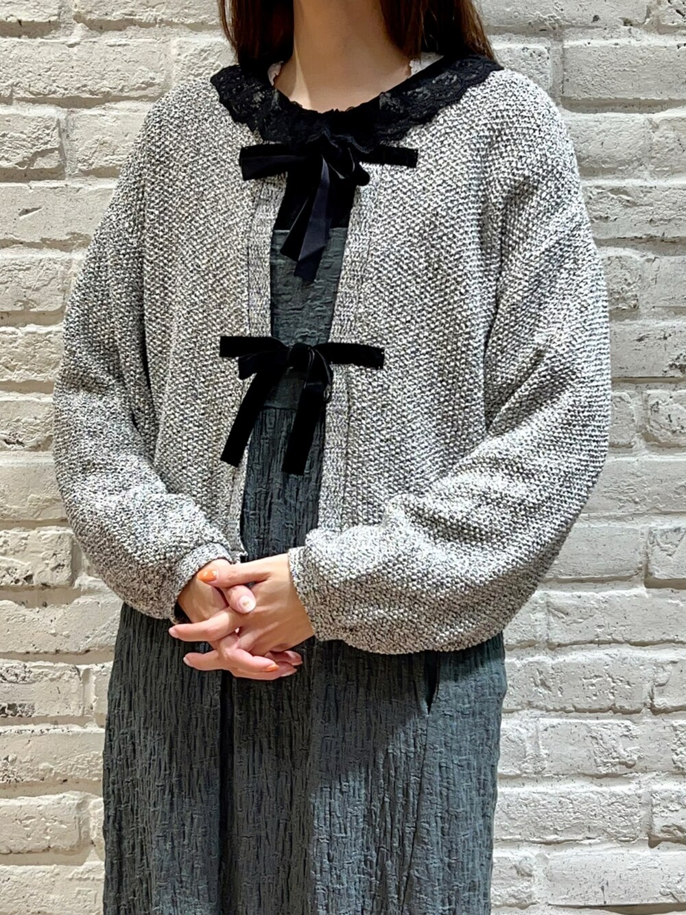 ブラック系のシャツ/ブラウス、ブラック系のノーカラージャケット、ブラック系のハンドバッグを着用したレディースの秋コーディネートの2枚目の写真