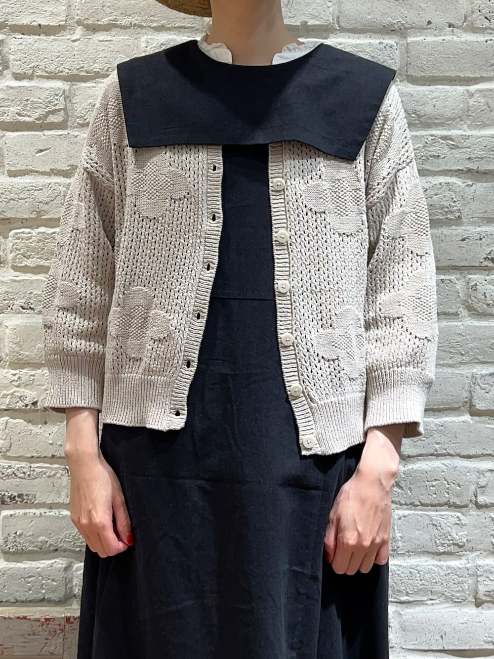 ホワイト系のシャツ/ブラウス、ベージュ系のカーディガン/ボレロ、ブラック系のワンピースを着用したレディースの夏コーディネートの2枚目の写真