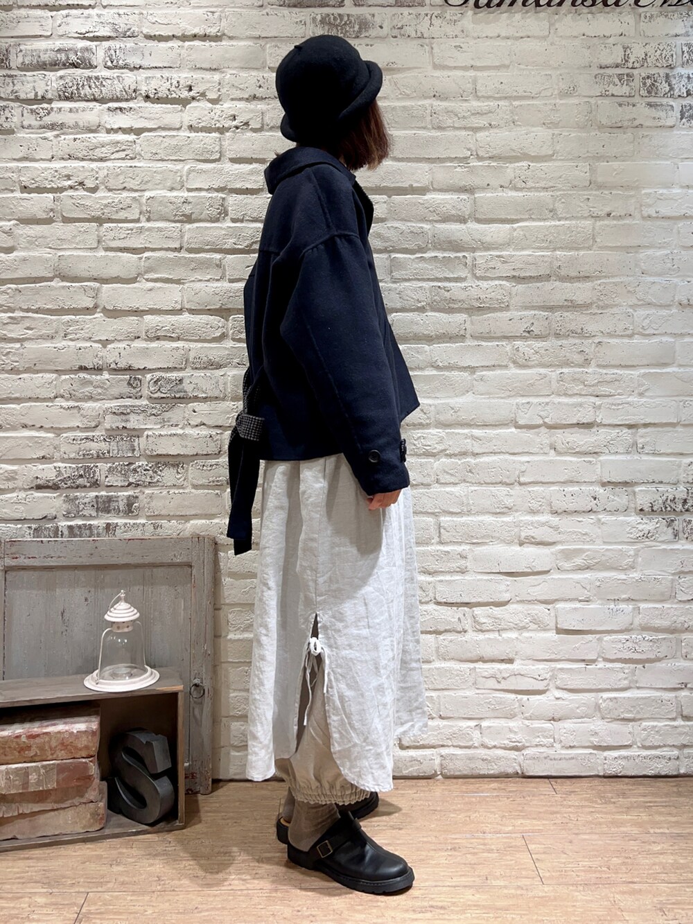 ホワイト系のTシャツ/カットソー、ブルー系のその他アウター、グリーン系のワンピースを着用したレディースの冬コーディネートの3枚目の写真