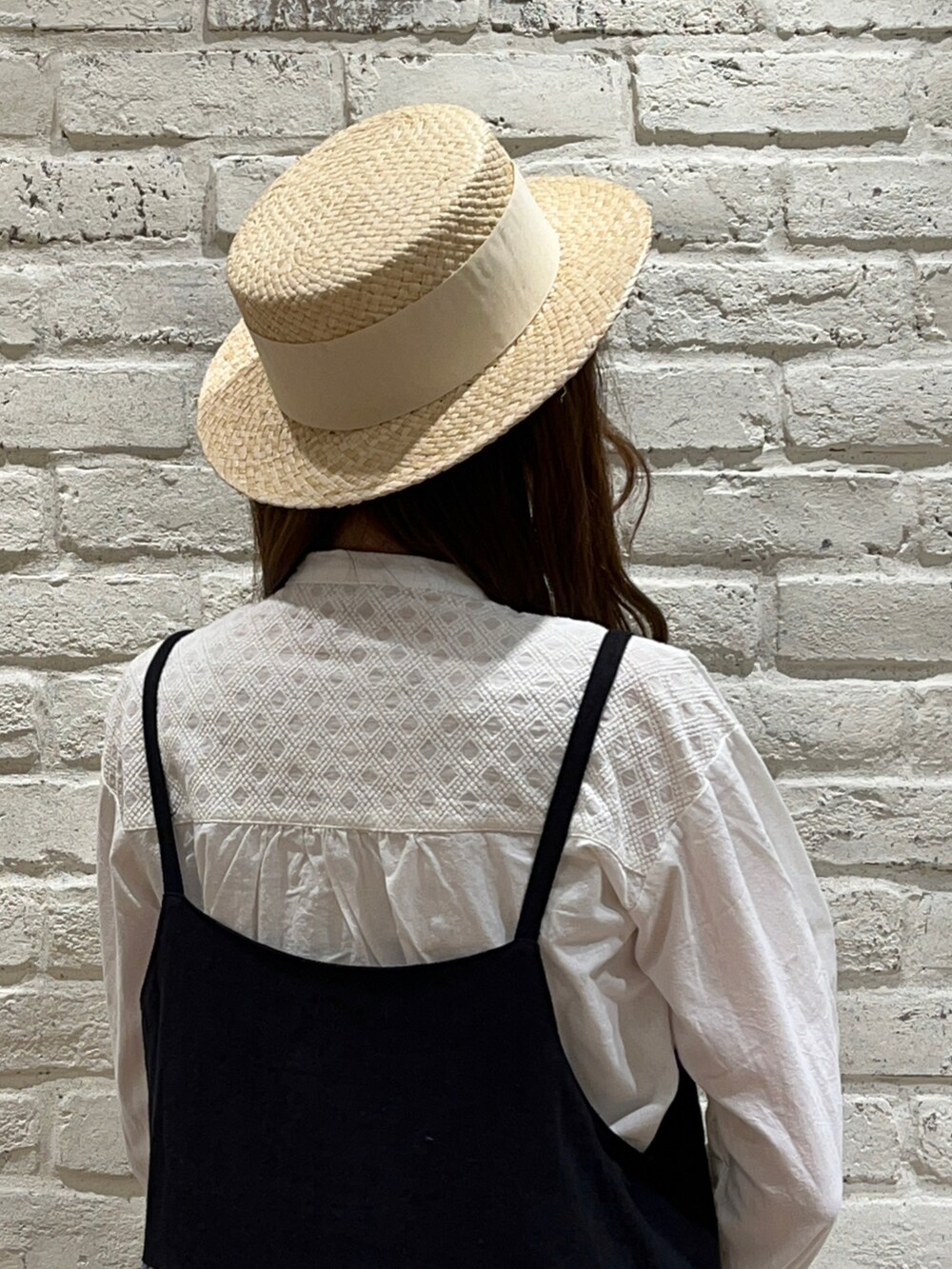 ホワイト系のシャツ/ブラウス、グレー系のワンピース、ホワイト系のハットを着用したレディースの春コーディネートの5枚目の写真