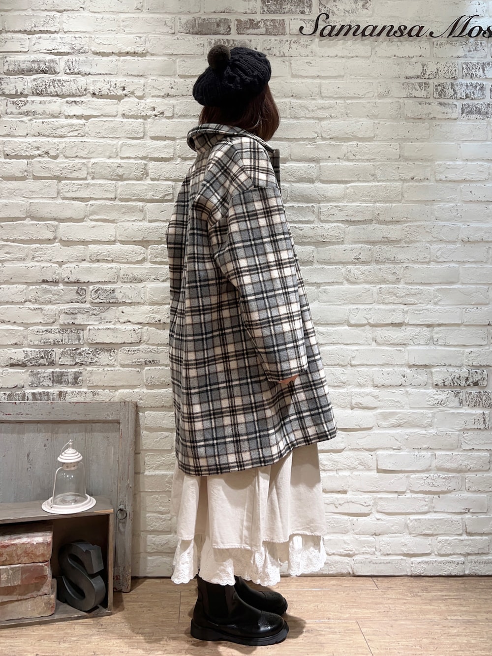 ホワイト系のTシャツ/カットソー、ブラック系のベスト、ホワイト系のワンピースを着用したレディースの冬コーディネートの4枚目の写真