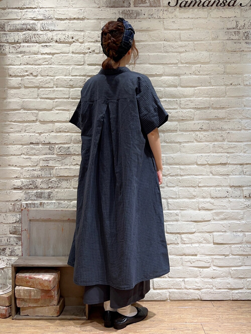 ホワイト系のシャツ/ブラウス、グリーン系のワンピース、グレー系のサロペット/オーバーオールを着用したレディースの秋コーディネートの4枚目の写真