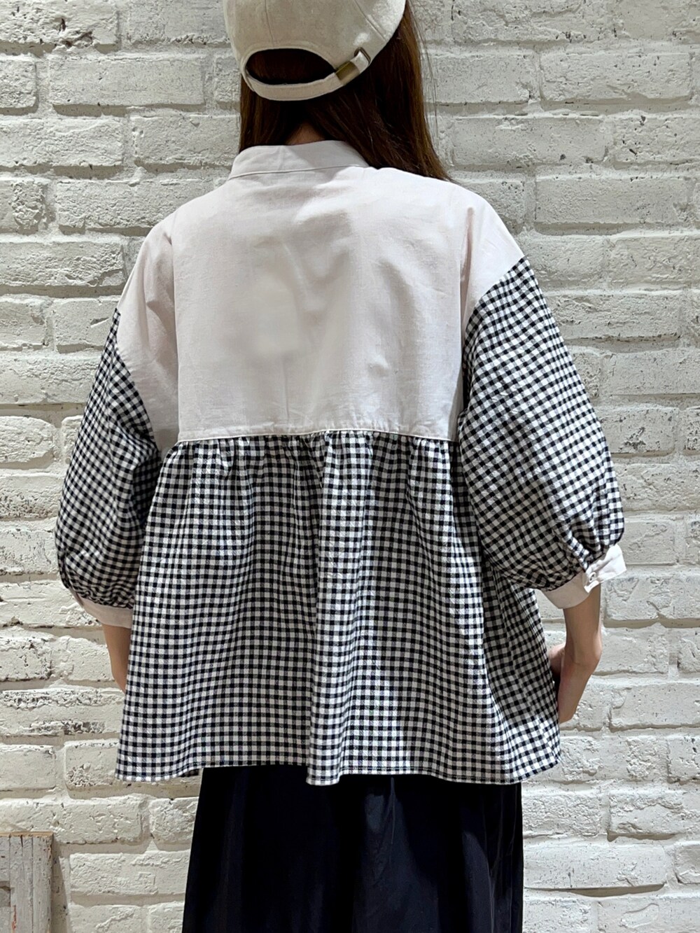 ブラック系のシャツ/ブラウス、ブラック系のハンドバッグ、ベージュ系のベストを着用したレディースの秋コーディネートの5枚目の写真