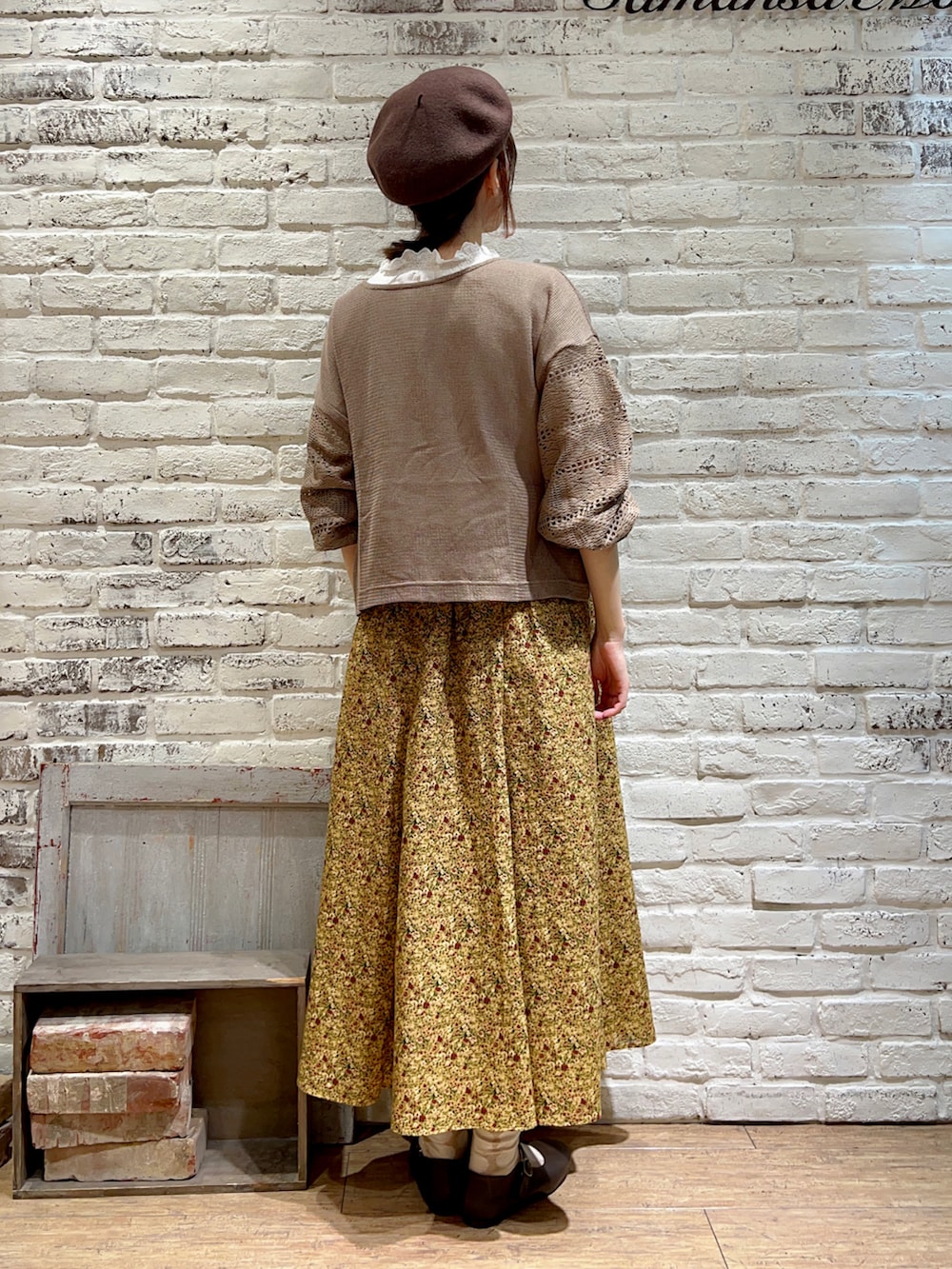 ホワイト系のシャツ/ブラウス、ブラウン系のシャツ/ブラウス、オレンジ系のスカートを着用したレディースの秋コーディネートの4枚目の写真