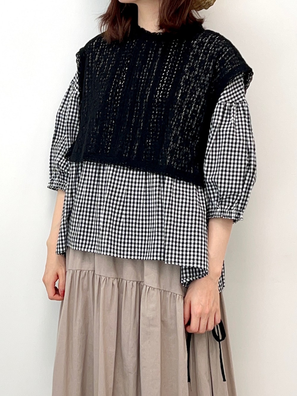 ベージュ系のワンピース、ベージュ系のスカート、ブラック系のサンダルを着用したレディースの春コーディネートの2枚目の写真