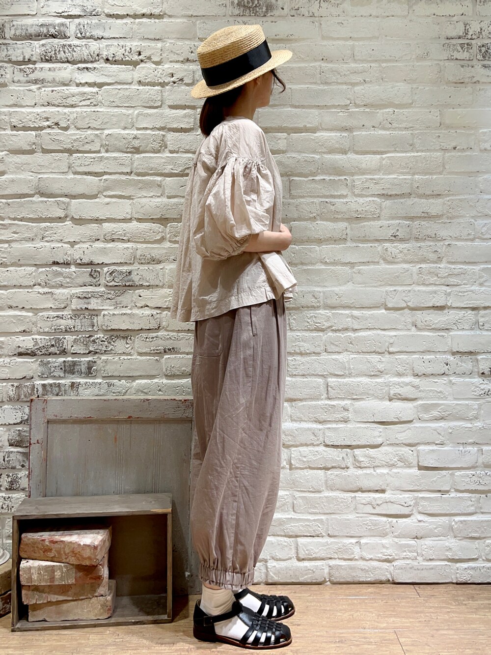 ホワイト系のタンクトップ、ピンク系のシャツ/ブラウス、ブラウン系のその他パンツを着用したレディースの夏コーディネートの3枚目の写真